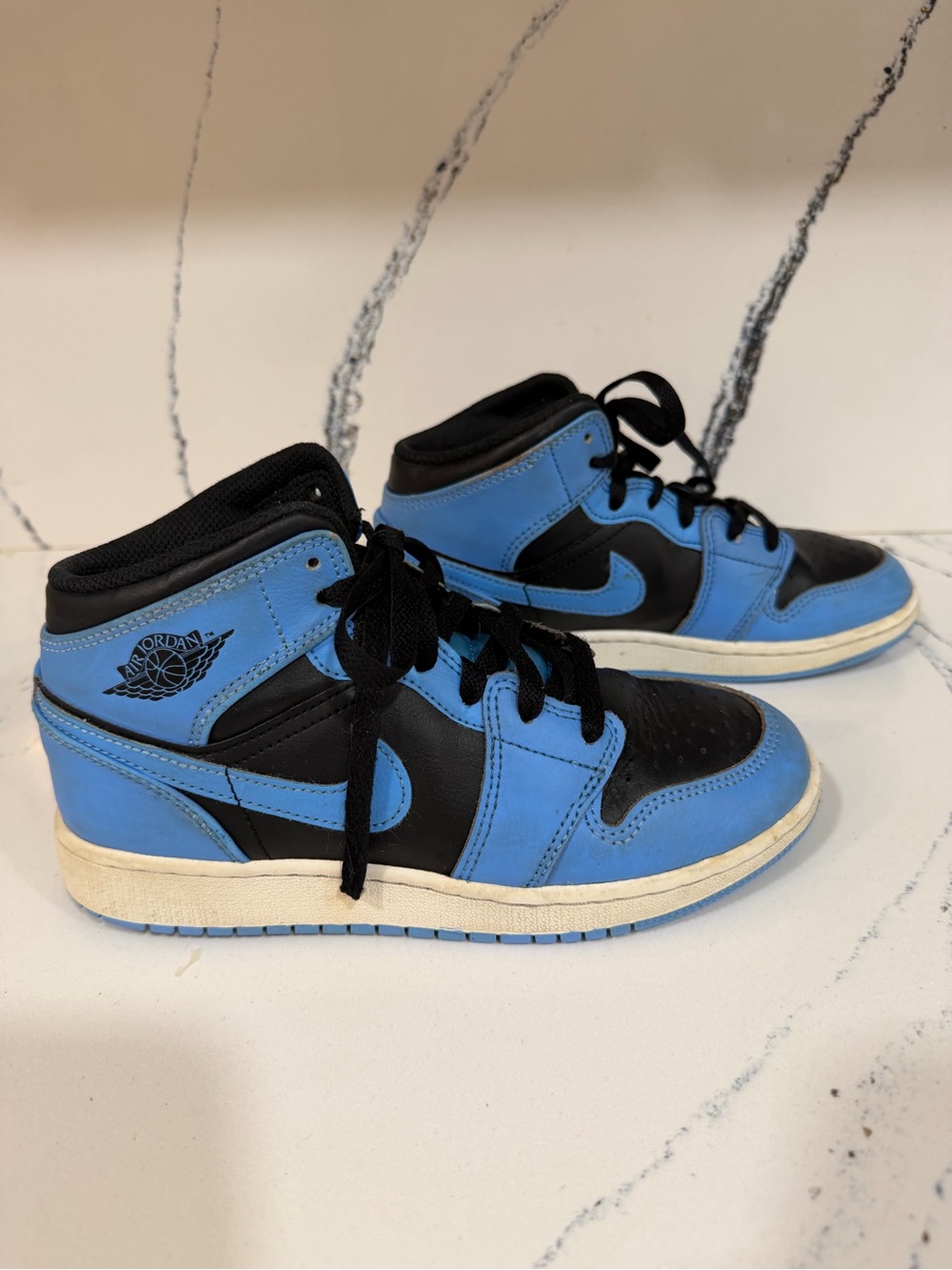 Air Jordan 1 Mid-Top Basketball Shoes in Blue and Black